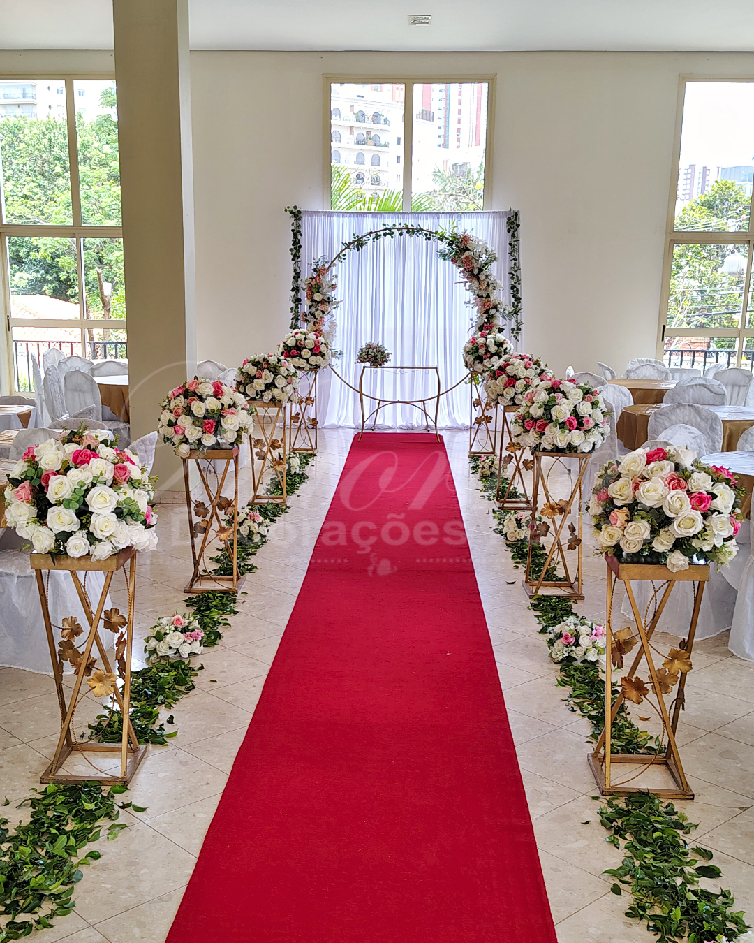Decoração de cerimônia de casamento com colunas de ferro, arco floral e flores branco e rosa