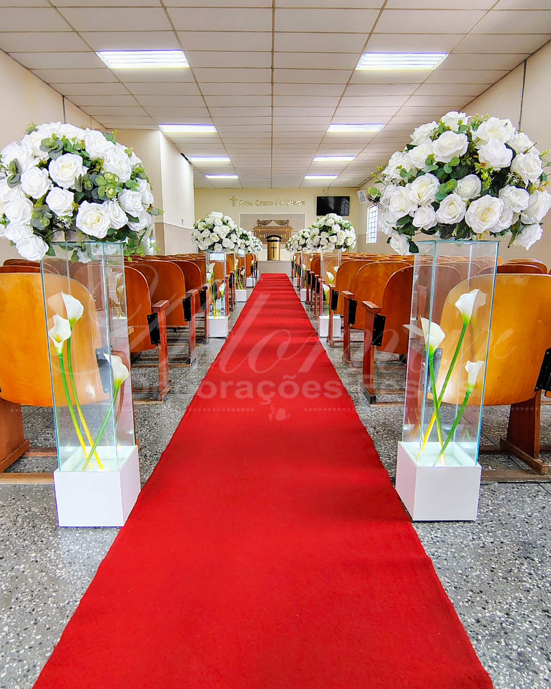 Decoração de casamento na Igreja Universal no bairro Limão em São Paulo com colunas de vidro, flores brancas e corredor cerimonial para entrada dos noivos