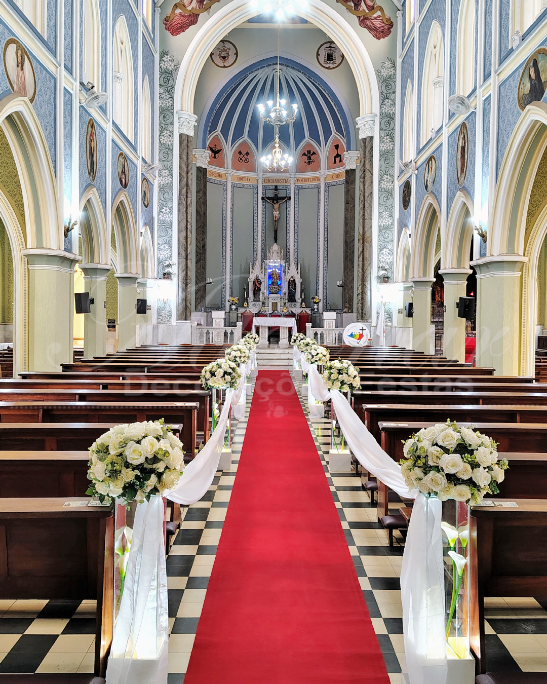 Aluguel de decoração para cerimônia de casamento em igreja no centro de São Paulo com colunas de vidro, tecidos voal e passarela com tapete vermelho