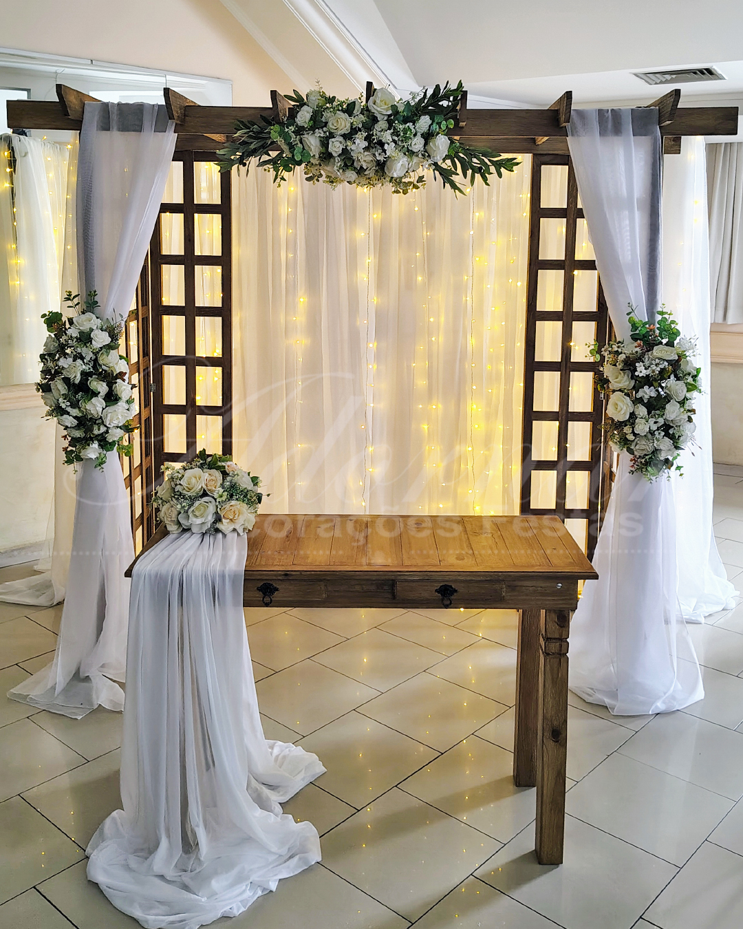 Aluguel de pergolado para casamento em chácara, sítio e jardim com decoração elegante para cerimônia