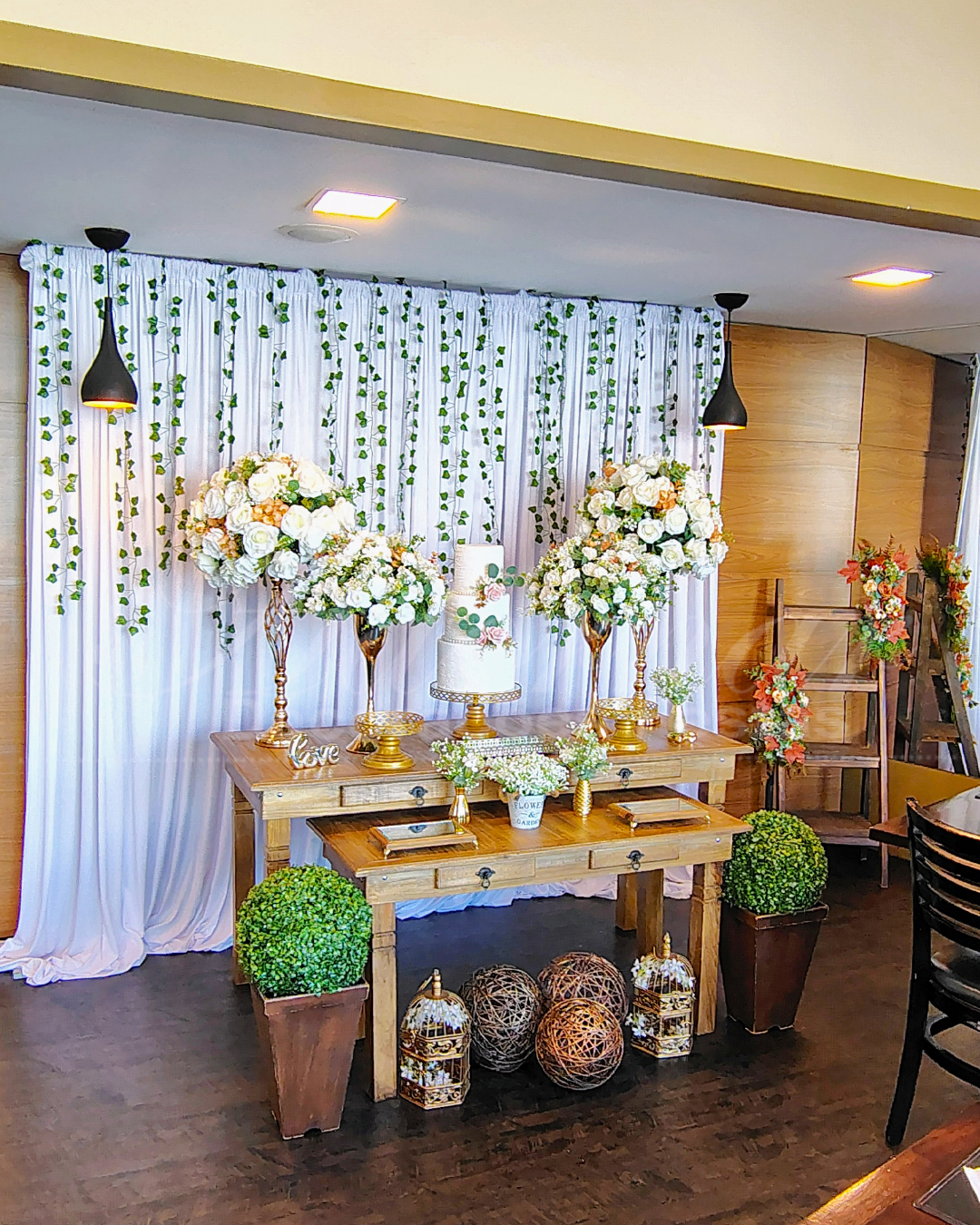 Decoração de casamento estilo rústico elegante com mesa principal terracota, painel de cortinas e flores para mini wedding