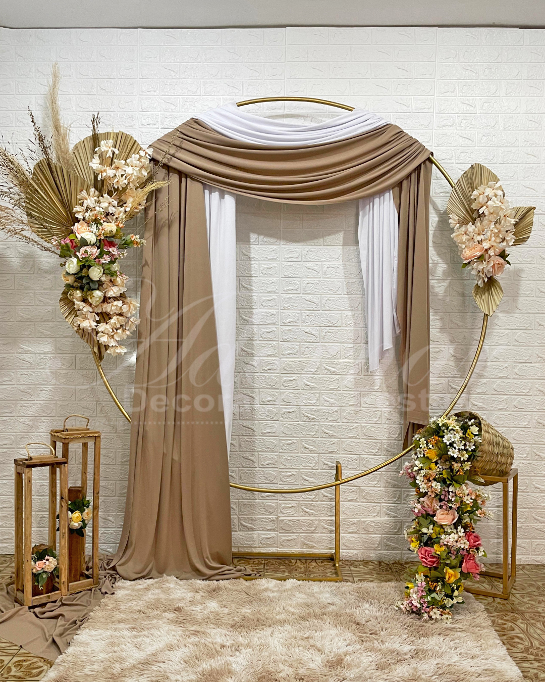 Fundo fotográfico Boho Chic com arco redondo, folhagens, latânias e capim dos pampas para mini wedding e aniversários