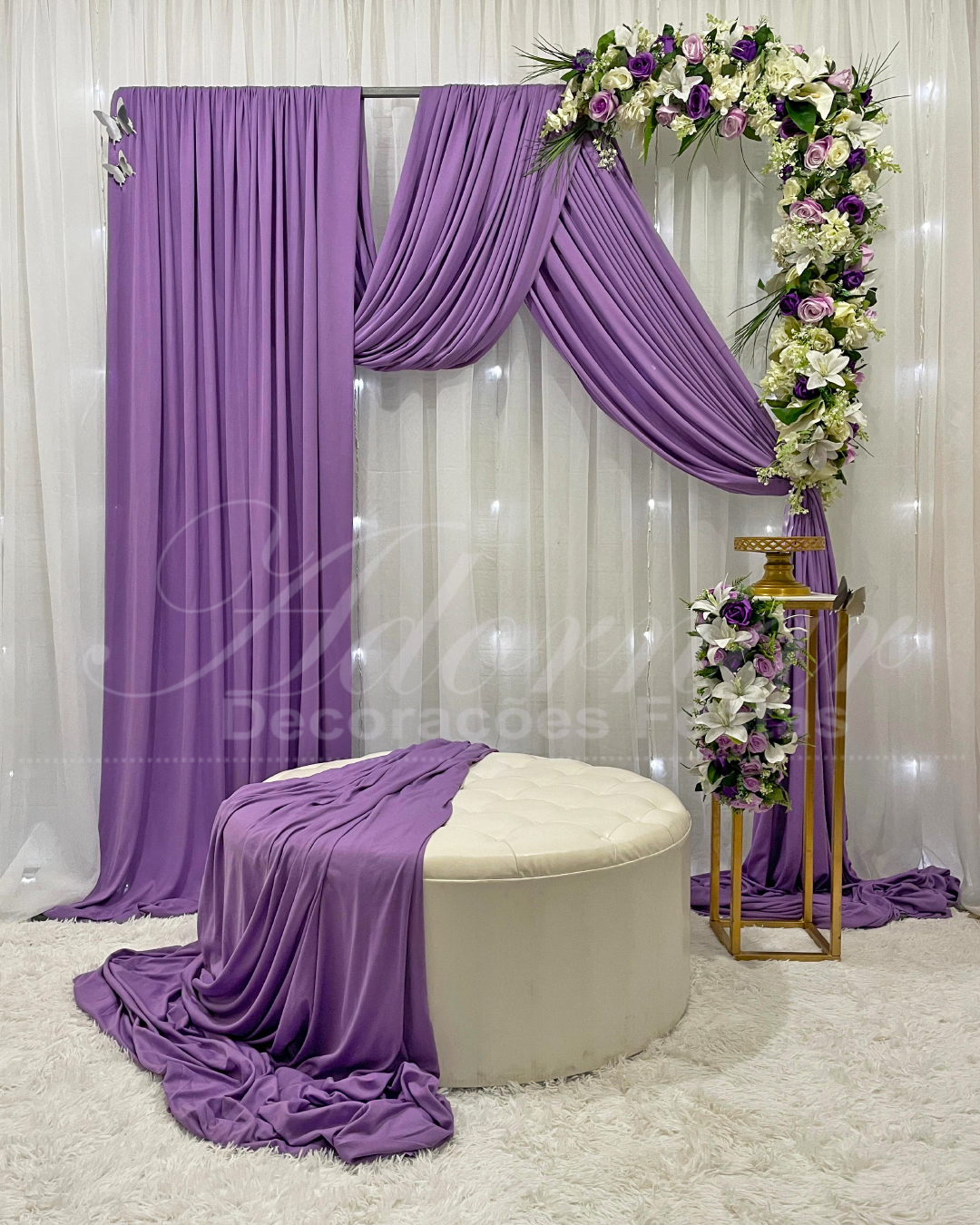 Fundo fotográfico em tons lilás, roxo e branco com flores e borboletas para aniversário de 15 anos, debutante e formatura