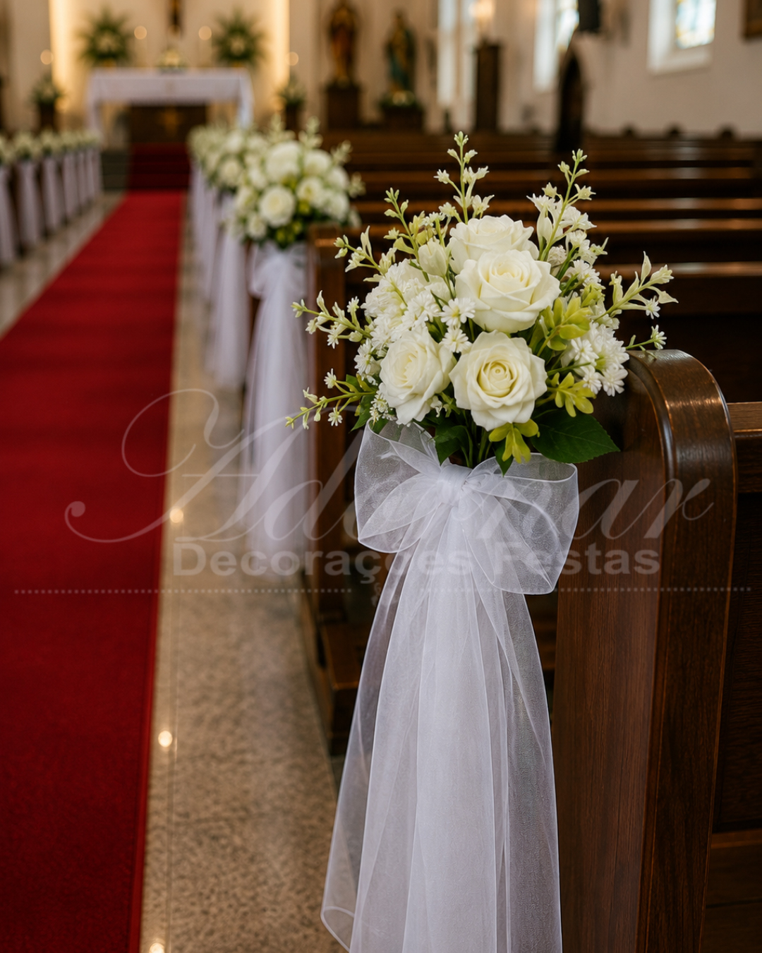 Buquês de flores brancas com laços de voal decorando bancos de igreja para cerimônia de casamento e corredor dos noivos